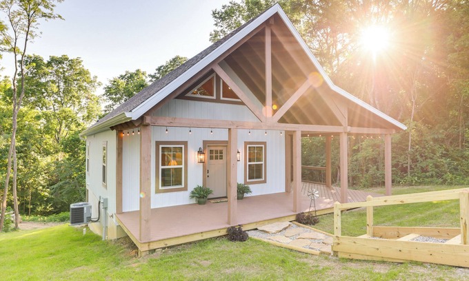 Williamstown Cabine | Serene Kentucky Cabin w/ Fireplace + Fire Pit!