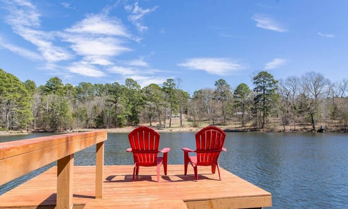 Winnsboro Cabine | Serene Lakefront Cabin, Fishing, Firepit, Kayaks