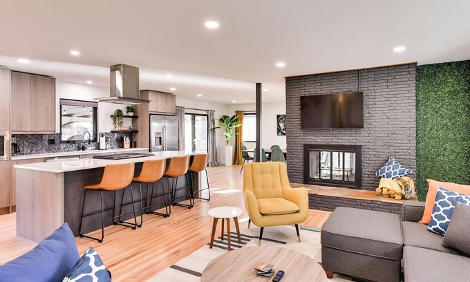 South Central Omaha Maison | Serene Mid-Century Modern Escape