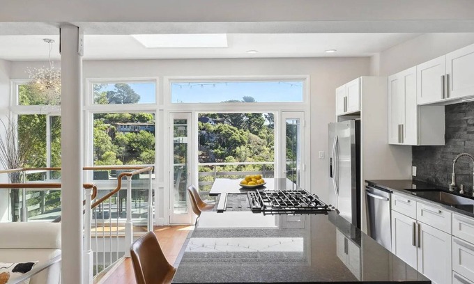 Tamalpais-Homestead Valley Maison | Serene Mill Valley Escape: Sunlit Home Near Trails & Beaches
