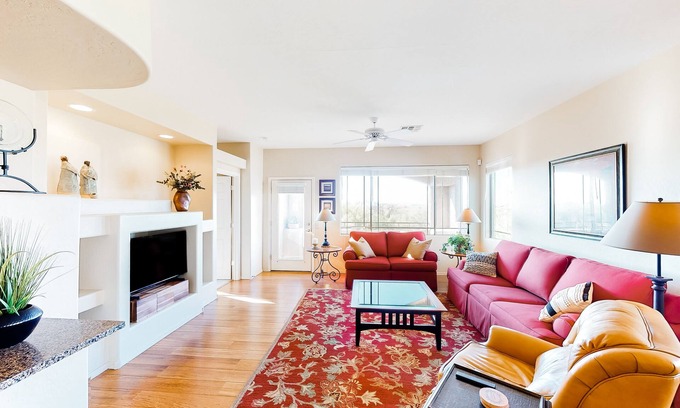 Rancho Vistoso Copropriété | Serene mountain view condo with balcony, patio, washer/dryer, & board games