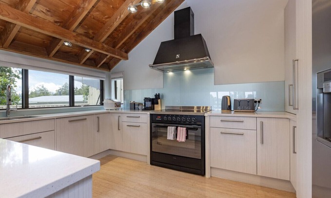 Torbay Maison | Serene Oasis: Spa Playground and Movie Nights!