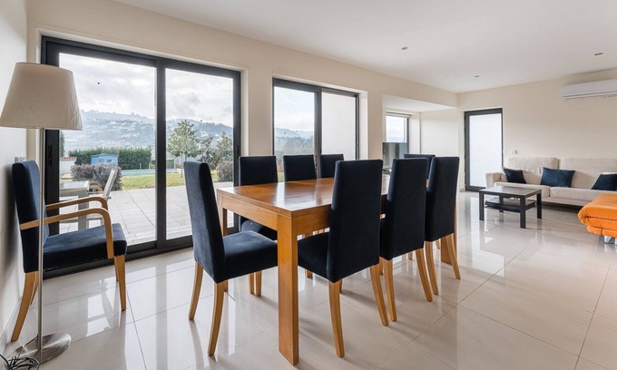 Fareja Appartement | Serene pool retreat in Vizela