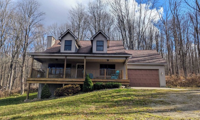 Salamanca Maison | Serene & private getaway 5 min. from EVL. 4 beds, 2.5 baths, sleeps 14, hot tub.