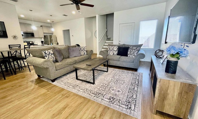 North by Northwest Maison | Serene Retreat - 3BR 3BA - Minutes to Tech