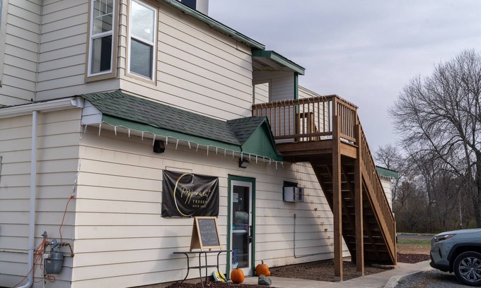 Somerset Appartement | Serene Retreat: Charming Second Story 2-Bedroom 1 Bath Apartment