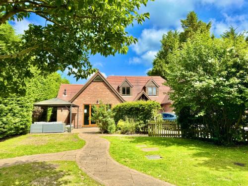 Ringwood Maison | Serene Retreat - Hot Tub - Pool Table - Close to New Forest and Bournemouth Beach - Sleeps 12