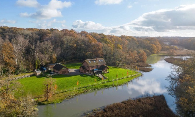 Netley Maison | Serene Riverside: 6BR Luxury Retreat in Curdridge