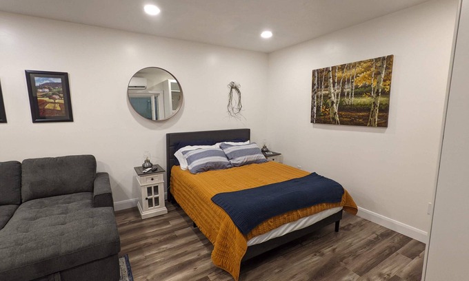 South Jordan Appartement | Serene Riverton Studio / Mountain Views / Hot Tub / 22mi to SLC & Ski Resorts