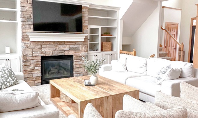 Hugo Maison | Serene Suburban Retreat with Hot Tub next to the Super Rink, 3M Open and USA Cup