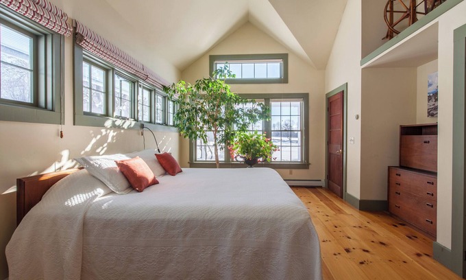Addison Cottage | Serene, sun splashed cottage