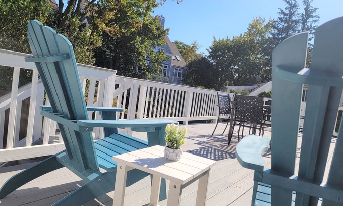 Greenwich Appartement | Serene upstairs apt. Walk to town, train, & beach ferry!