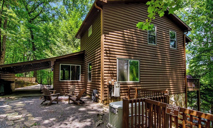 Walnut Mountain Cabine | Serene Walnut Mountain Getaway Hot Tub & Fire Pit Pet Friendly!