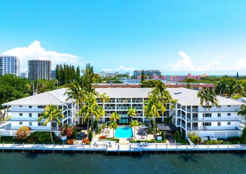 Boca Raton Appartement | Serene Waterfront 2BR 2BA with Intracoastal Views, Pool, Balcony, Parking