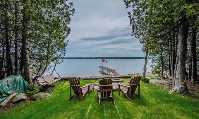 Wiarton Chalet De Ski | Serene Waterfront Retreat at TGIF Cottage in Colpoy's Bay