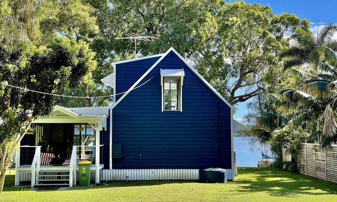 Brisbane Waterfront Cottage | Serenity by the Sea: Island Waterfront Oasis