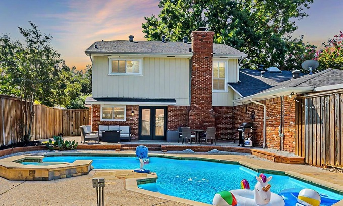 Lake Highlands Maison | "Serenity Dallas": 5BD/2.5BA House with Pool-Jacuzzi/Pool Table/2 Living Areas!
