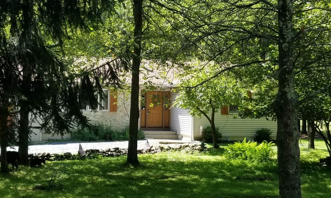 Jim Thorpe Cabine | Serenity & Fun Cozy Pocono Cabin! Family Friendly Beach /Lake/Pool & Playgrounds