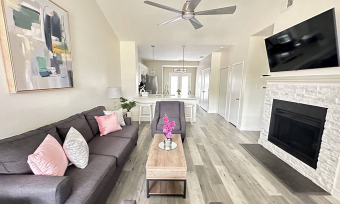 Euless Maison | Serenity in Heart of DFW w/ PRIVATE parking & KING Bed ⭑ Min. from DFW Airport +