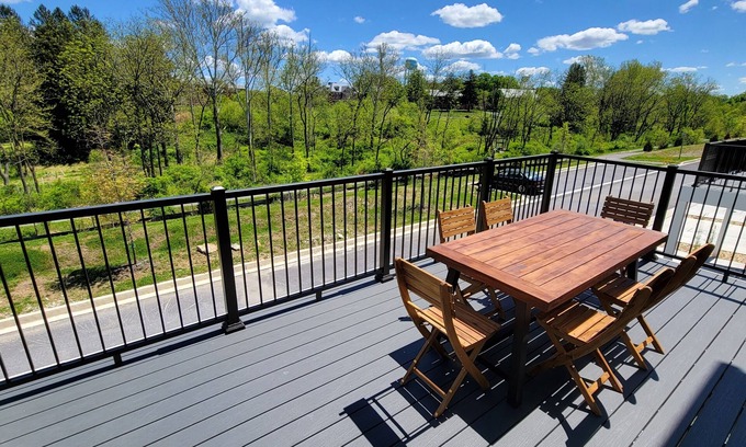 Sykesville Maison | Serenity in Sykesville! Remote 4 BR Townhome w Scenic View, Free Parking