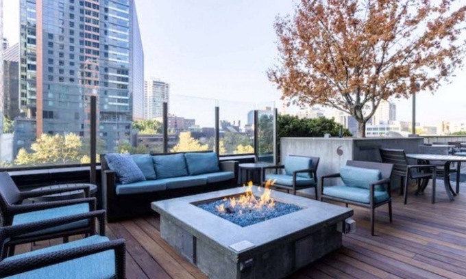 Belltown Copropriété | Serenity in the City: 1BR Condo at Via 6