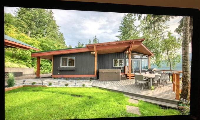 North Okanagan Maison | Serenity LakeHouse on Mabel Lake - Hot tub & 105 feet of beach