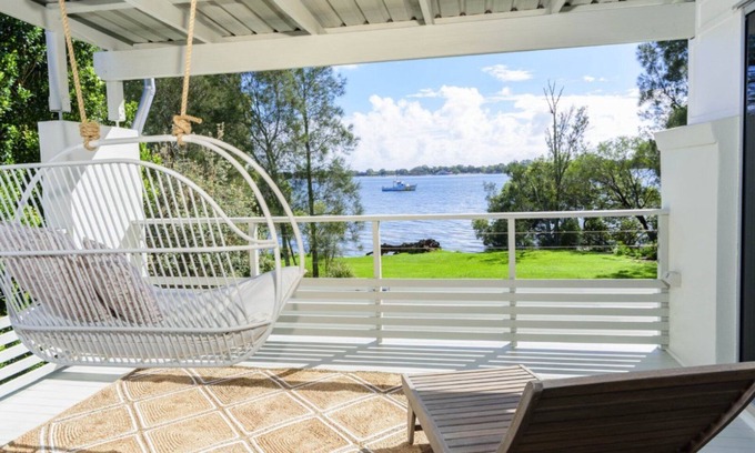 Sandstone Point Maison | 'Serenity on Spinnaker'