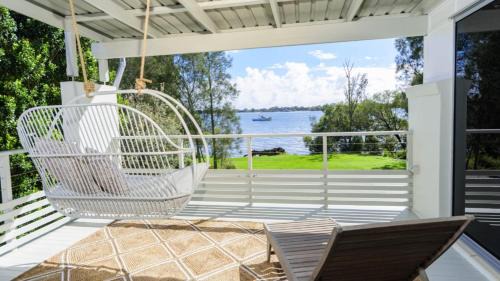 Sandstone Point Maison | 'serenity On Spinnaker'