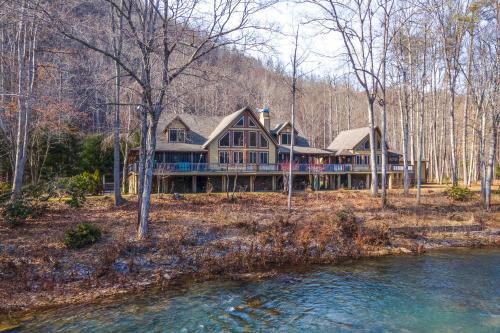 Lewisburg Maison | Serenity on the River Luxe Lewisburg Cabin!