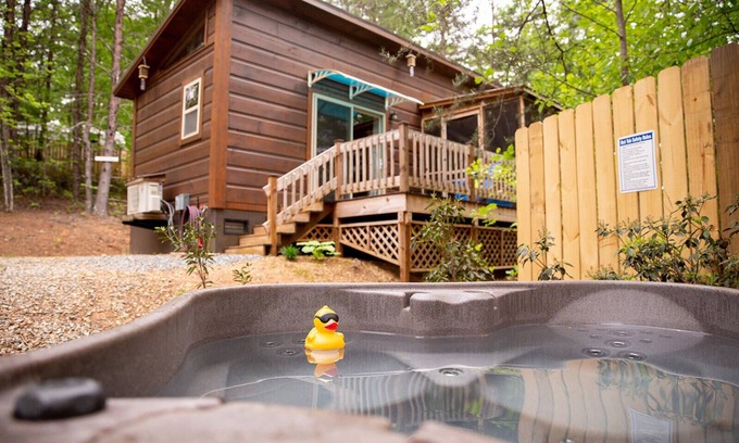 Mill Spring Cabine | Serenity Ridge Cabin A: Couple's Getaway + Hot Tub