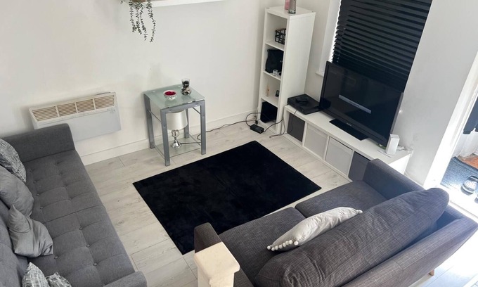 Loxford Maison | Serenity Short Stays -A bright cosy home offering a garden and quiet street view