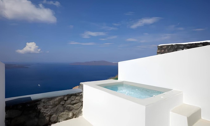 Imerovigli Hôtel | Serenity Suite Caldera View with Hot Tub