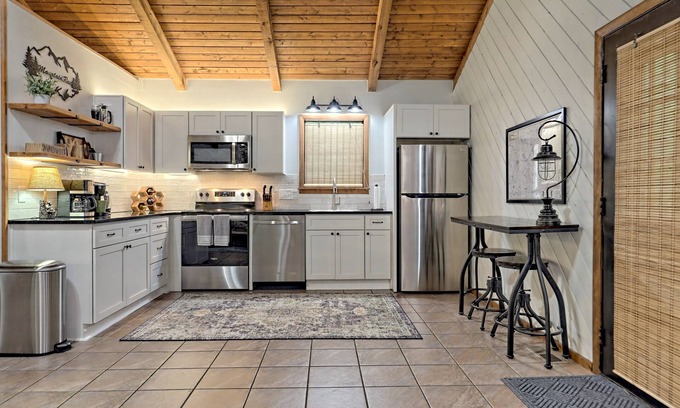Blairsville Cabine | “Serenity Wow!” Cabin on the Creek Close to Town