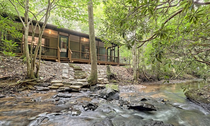 Blairsville Cabine | “Serenity Wow!” Cabin on the Creek Close to Town
