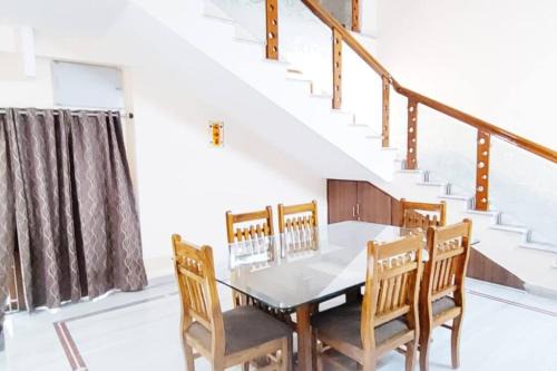 Kukatpalli Appartement | Servostay Kukatpally Spacious 5 BHK Duplex in Vivekananda Nagar with Parking