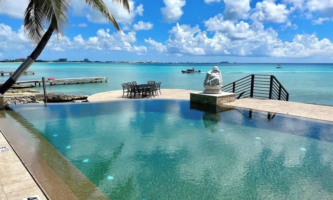 Northwest Point Copropriété | Seven Mile View #1: 2 Bedroom Oceanfront Condo w/ Pool