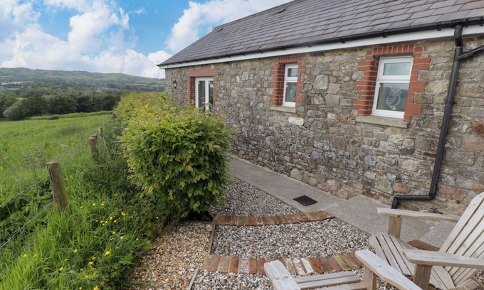 Golden Grove Maison | SEWIN COTTAGE, pet friendly, character holiday cottage in Llandeilo