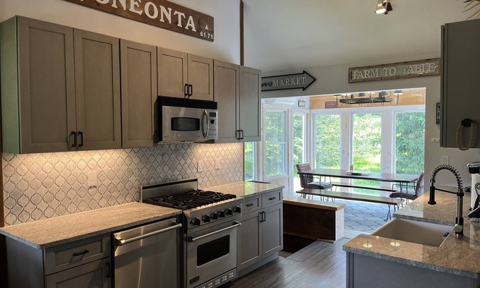West End Maison | Shagbark Hill - 1 mile to All Star Village, game room, private pond