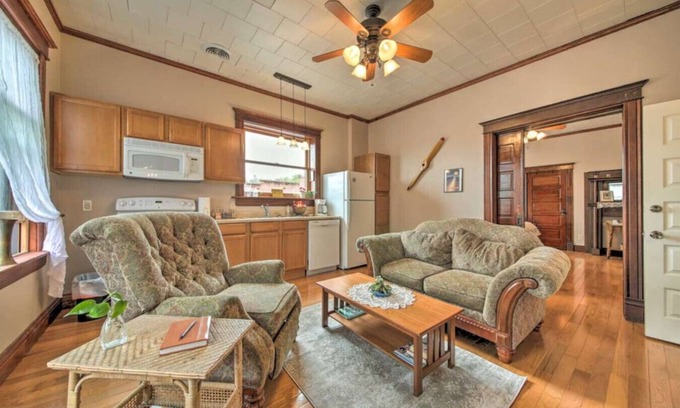 Treloar Appartement | Zia, New Haven! 1905 Doc's Office Transformed into a Quaint Vacation Apartment!