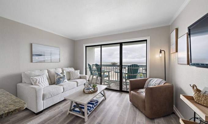 Galveston Copropriété | Shared pools and picnic BBQ grill area