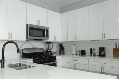 Woodlawn Maison | Shared, spacious condo near UChicago and Obama Center