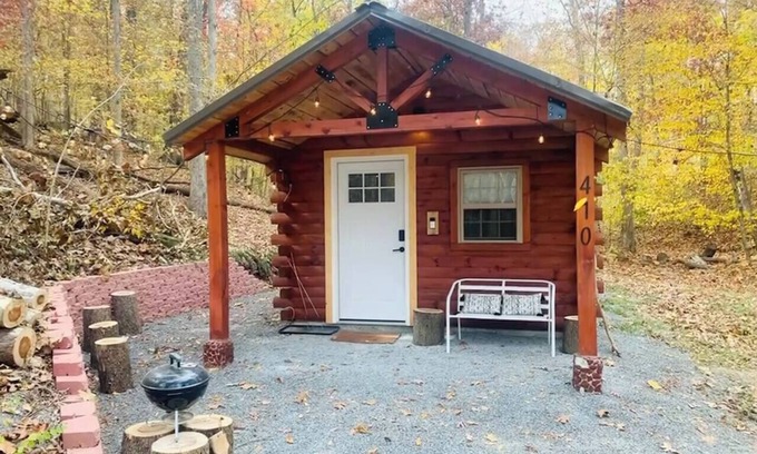 Goreville Cabine | Shawnee Tiny Cabin near Ferne Clyffe with Hot Tub