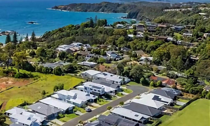 Korora Appartement | Shearwater is a spacious 3-bedroom townhouse located just an easy 280m stroll from the beach