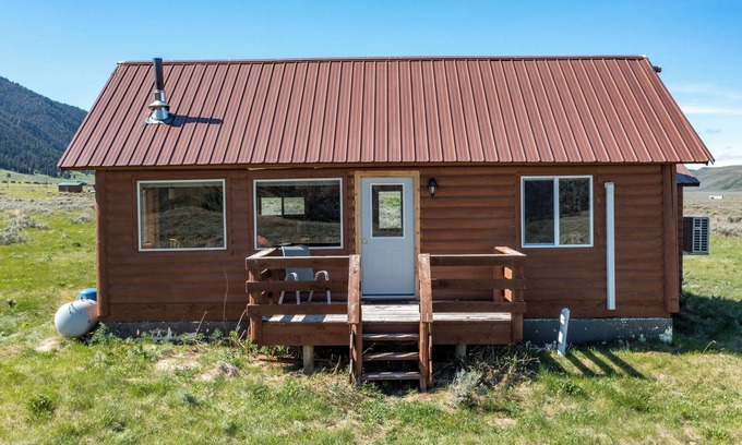 Cameron Cabine | Sheep Creek Cabin B is a cozy retreat offering stunning views: PRIME LOCATION