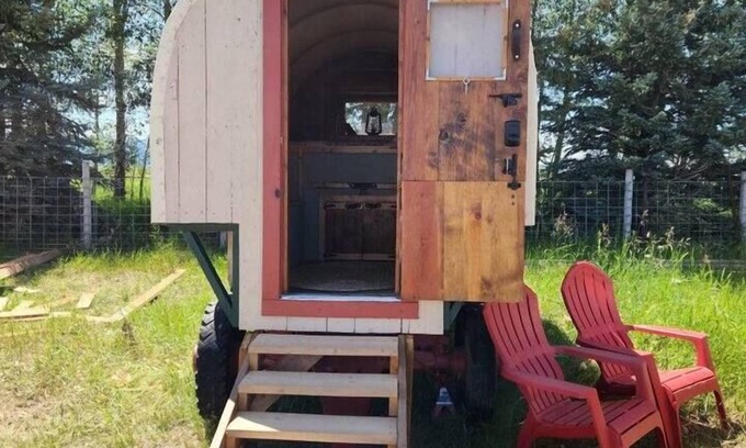 Tetonia Maison | Sheep Wagon One⁓Teton Views⁓Glamping⁓Working Ranch