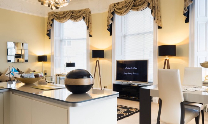 Central Aberdeen Appartement | "Sheer Luxe" King Size Deluxe Apartment (Sleeps up to 4)