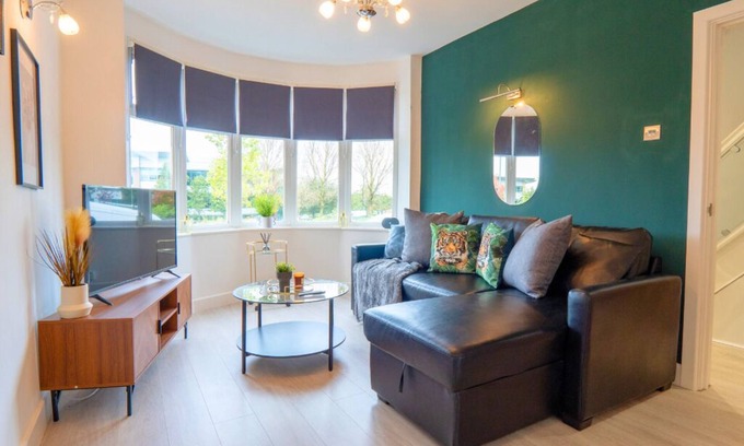 Bloxwich Maison | Sheldon House 3 bedrooms Next to the Airport, NEC & Resorts World