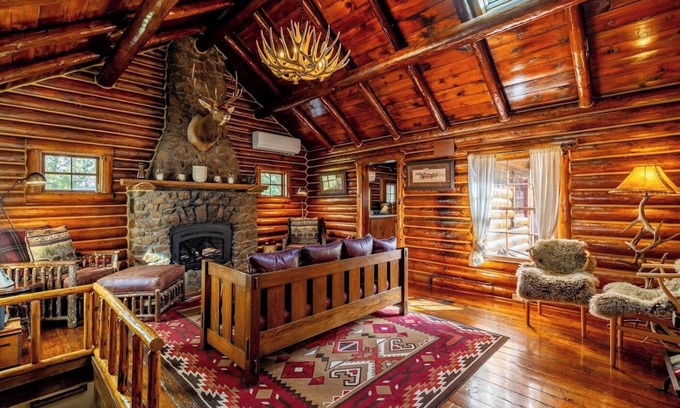 Shell Cabine | Shell Town Cabin- Log cabin located at the base of the Big Horn Mountains, gas fireplace