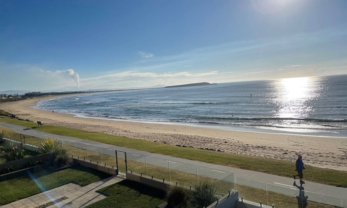 Warilla Maison | Shellharbour Waves - Amazing Beach Front Views