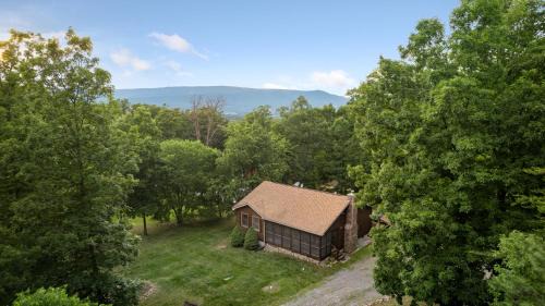 Shenandoah Maison | Shenandoah dog friendly cabin with river access, hot tub, fire pit, BBQ, outdoor dining